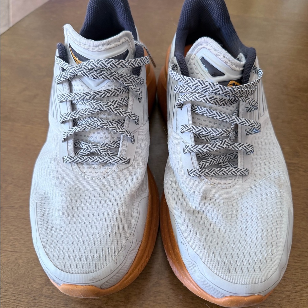 SAUCONY RUNNING SHOES. (SIZE 12)